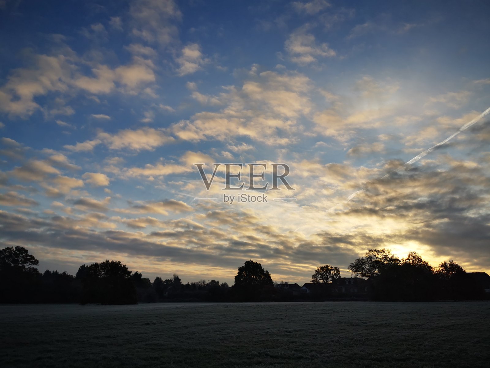 2019年11月，英国赫特福德郡田野上霜冻的黎明天空照片摄影图片
