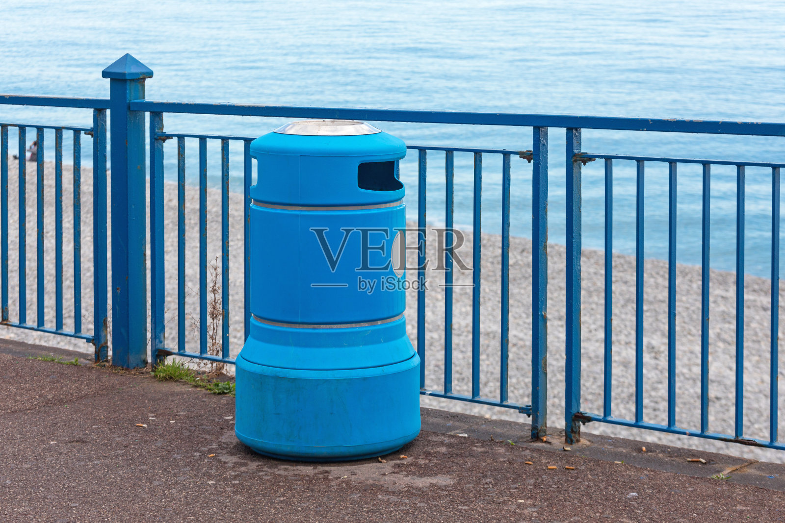 垃圾箱散步照片摄影图片