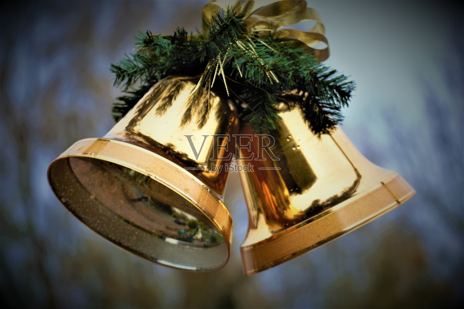 圣诞树上的铃铛照片摄影图片