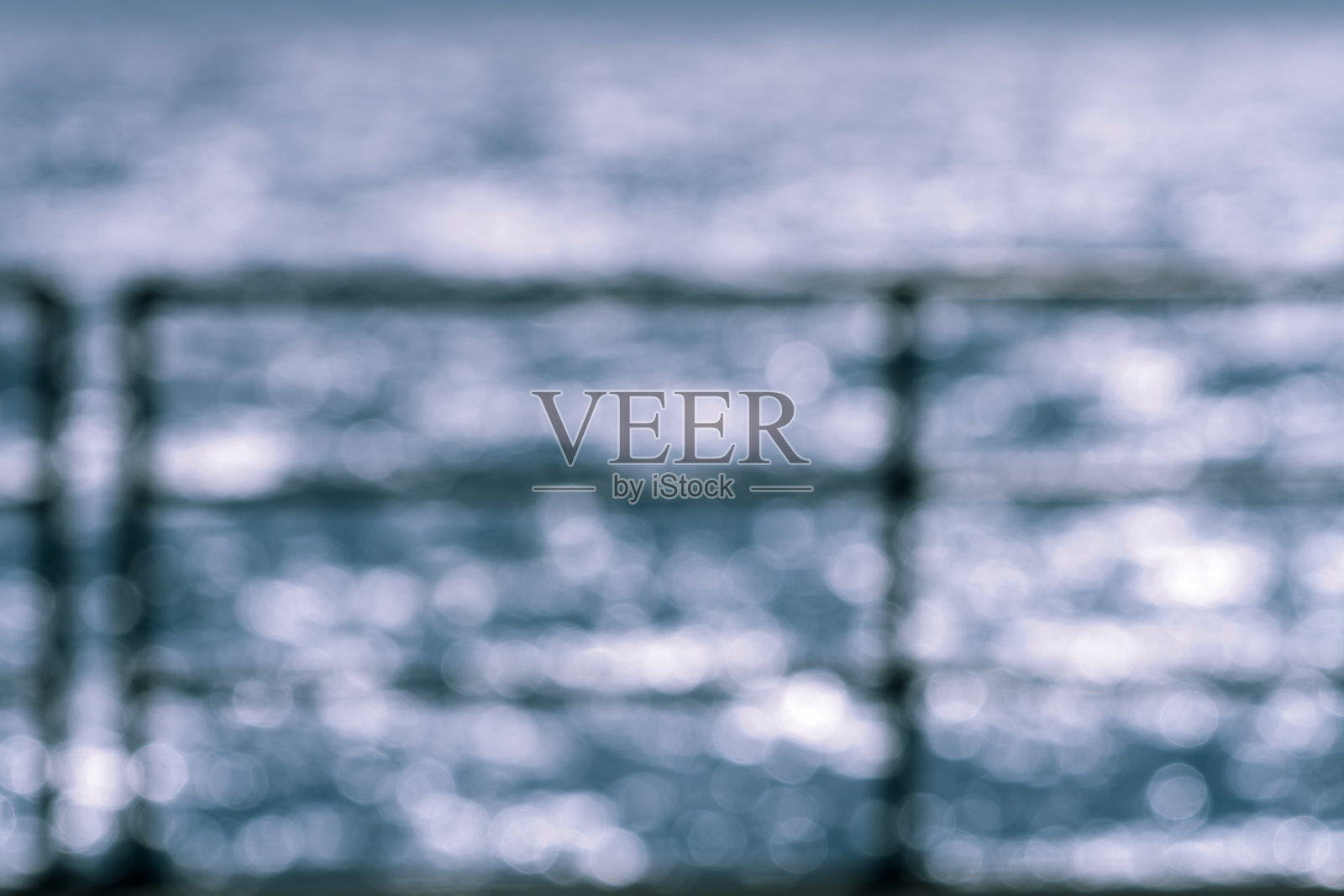 蓝色背景上的白色模糊照片摄影图片