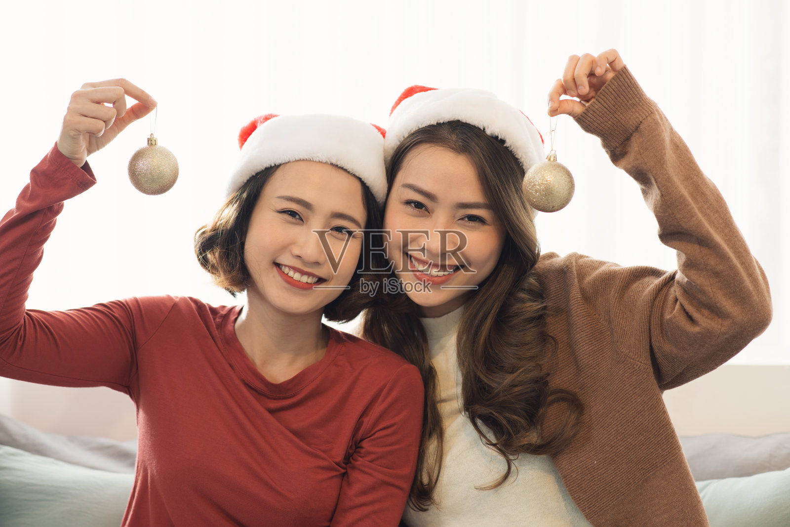 最好的朋友互相拥抱。朋友们坐在床上聊天照片摄影图片