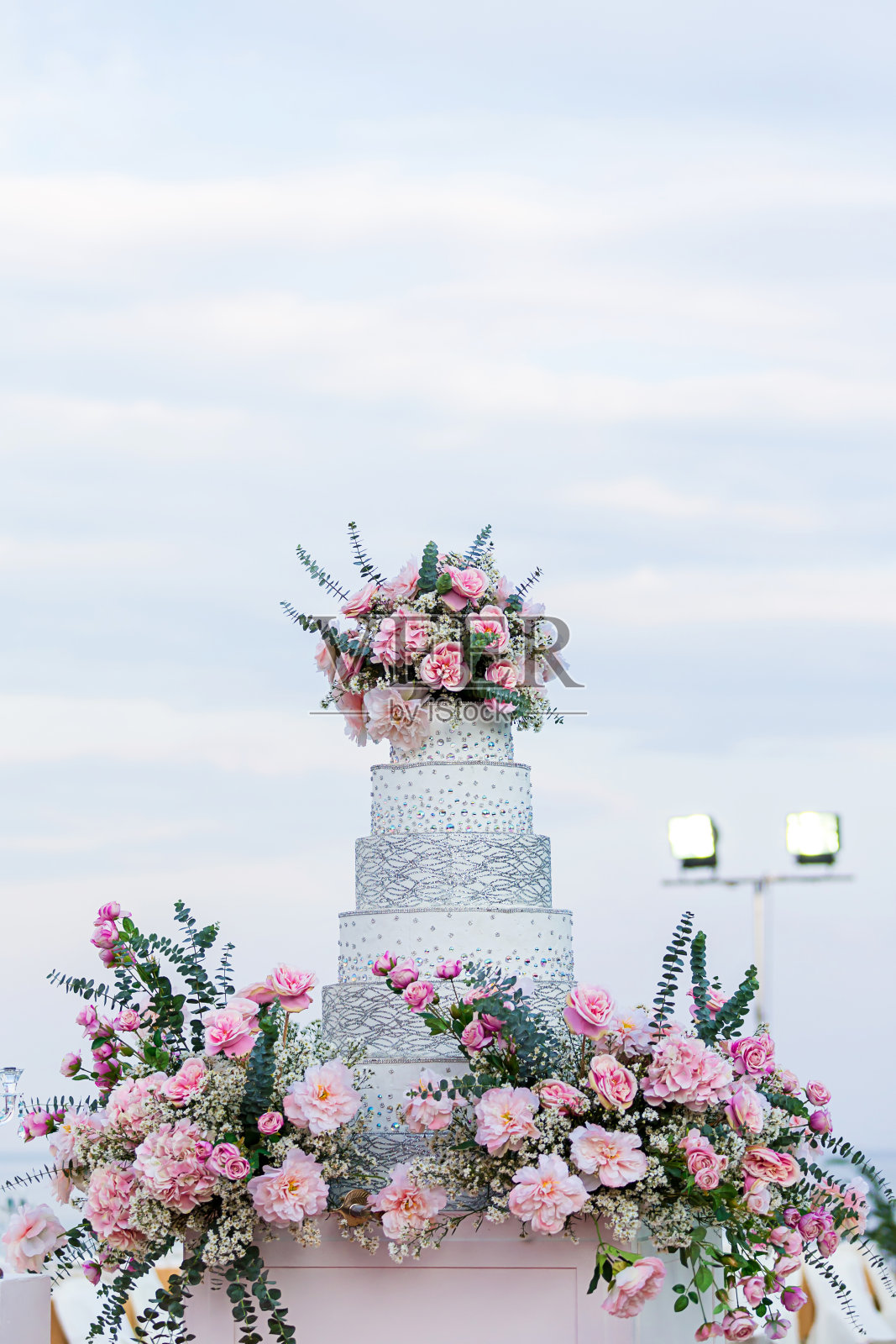 婚礼上用蛋糕泡和灯光装饰婚礼。美丽的婚礼蛋糕。抽象模糊软的婚礼蛋糕和气泡在婚宴上。照片摄影图片