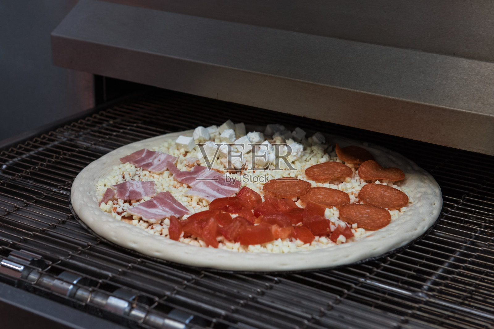 烤箱烤披萨照片摄影图片