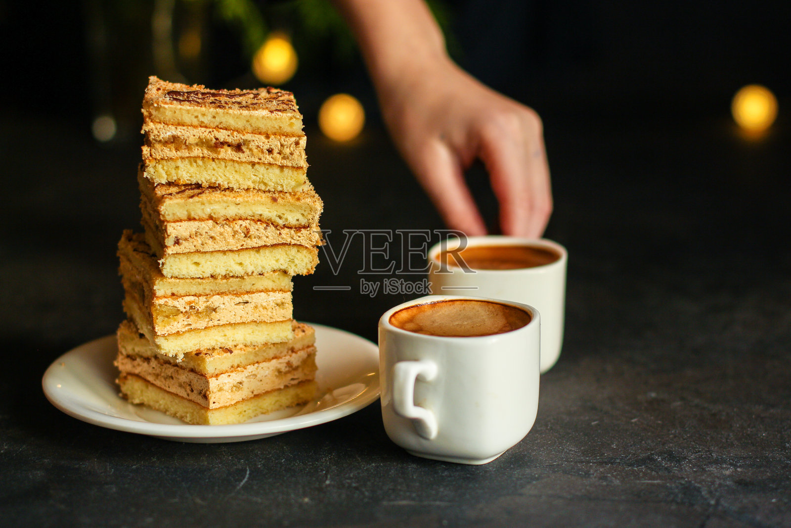 咖啡、一块蛋糕(喜庆气氛、象棋、圣诞彩灯、新年)菜单概念。食品的背景。前视图。本空间照片摄影图片