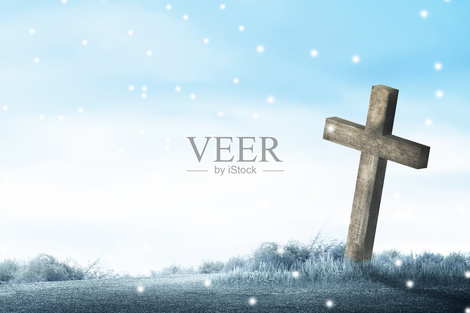 草地上的基督十字架照片摄影图片