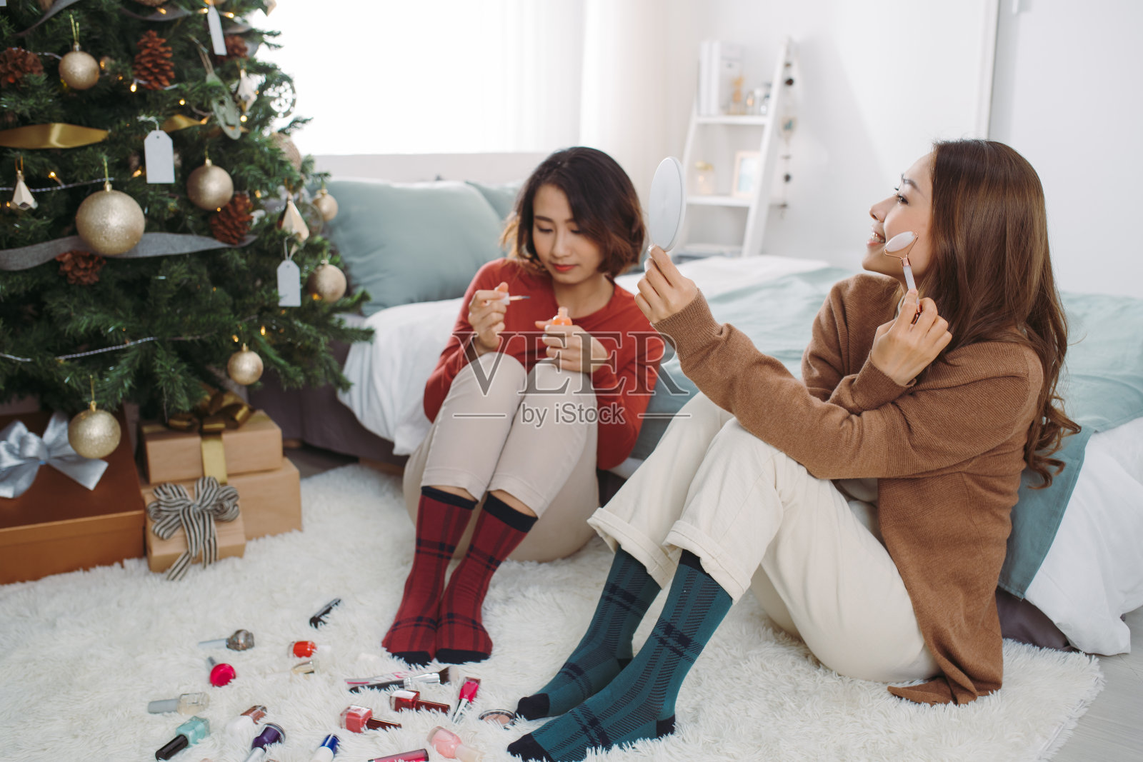 非常自信的亚洲女友在假期化妆的肖像。圣诞节的时间。照片摄影图片