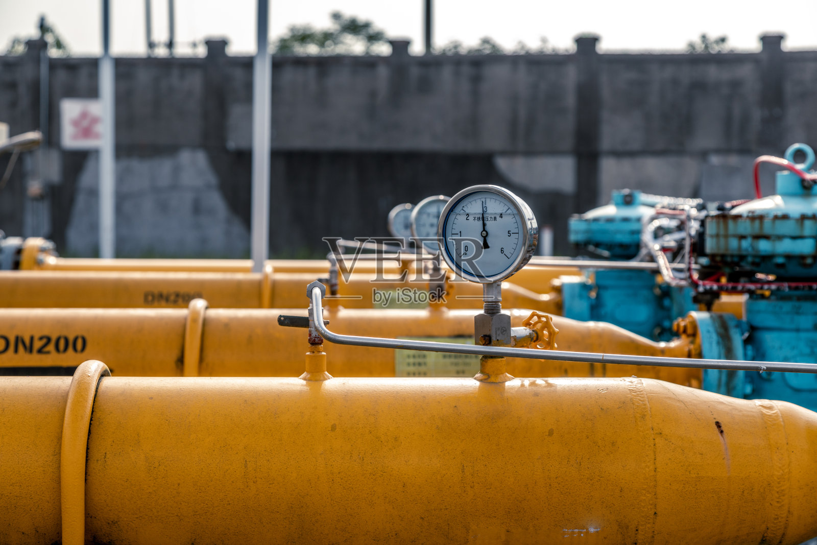 炼油厂的钢管道照片摄影图片