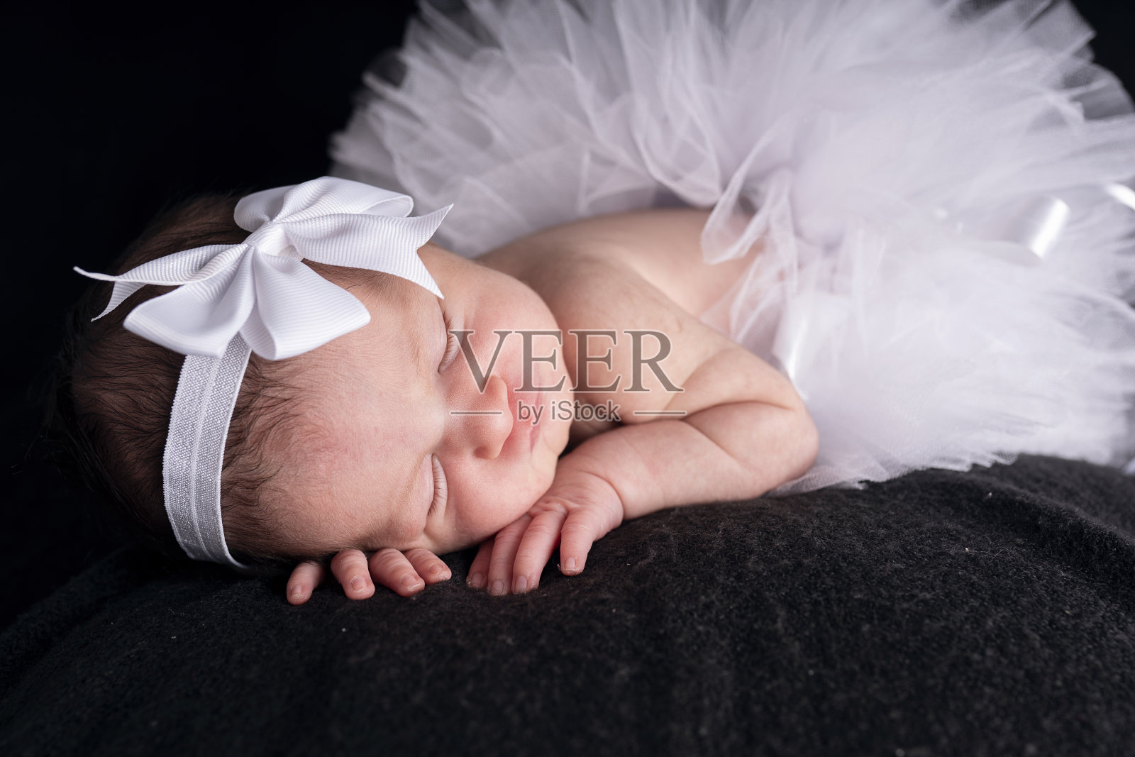 刚出生的女婴照片摄影图片