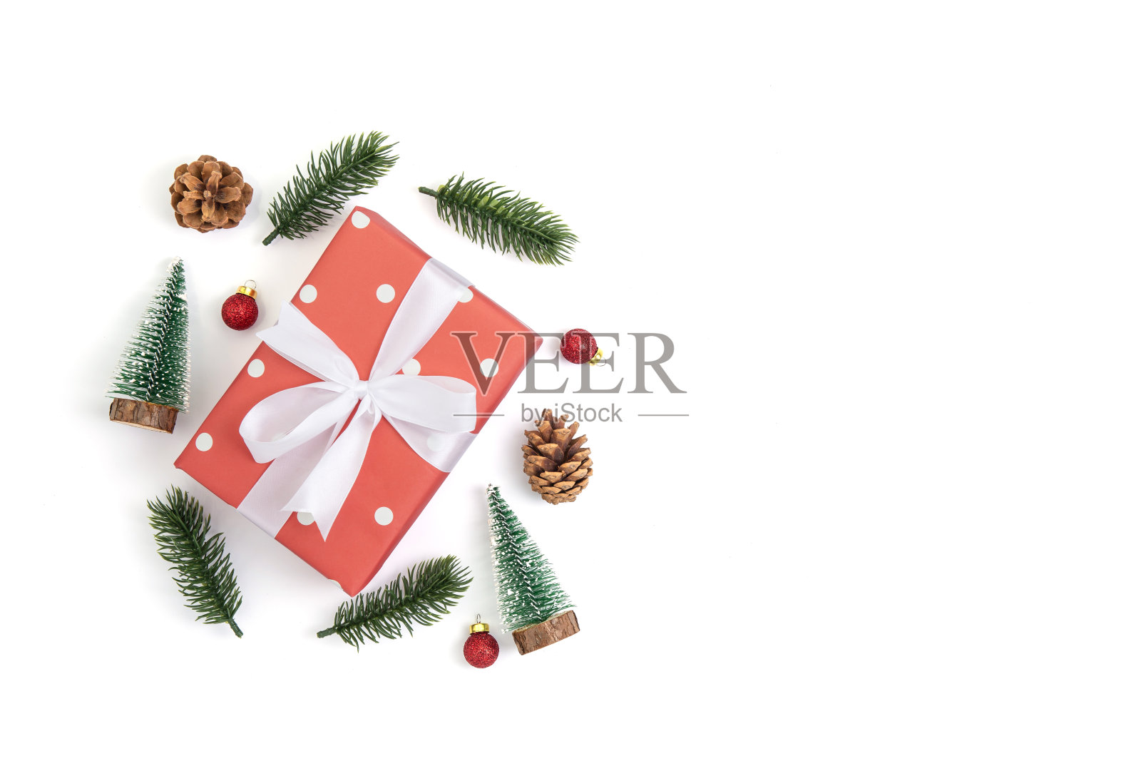 圣诞假日组成与红色礼盒和装饰孤立在白色背景，新年和圣诞节或周年与礼物在季节，俯视图或平lay。照片摄影图片