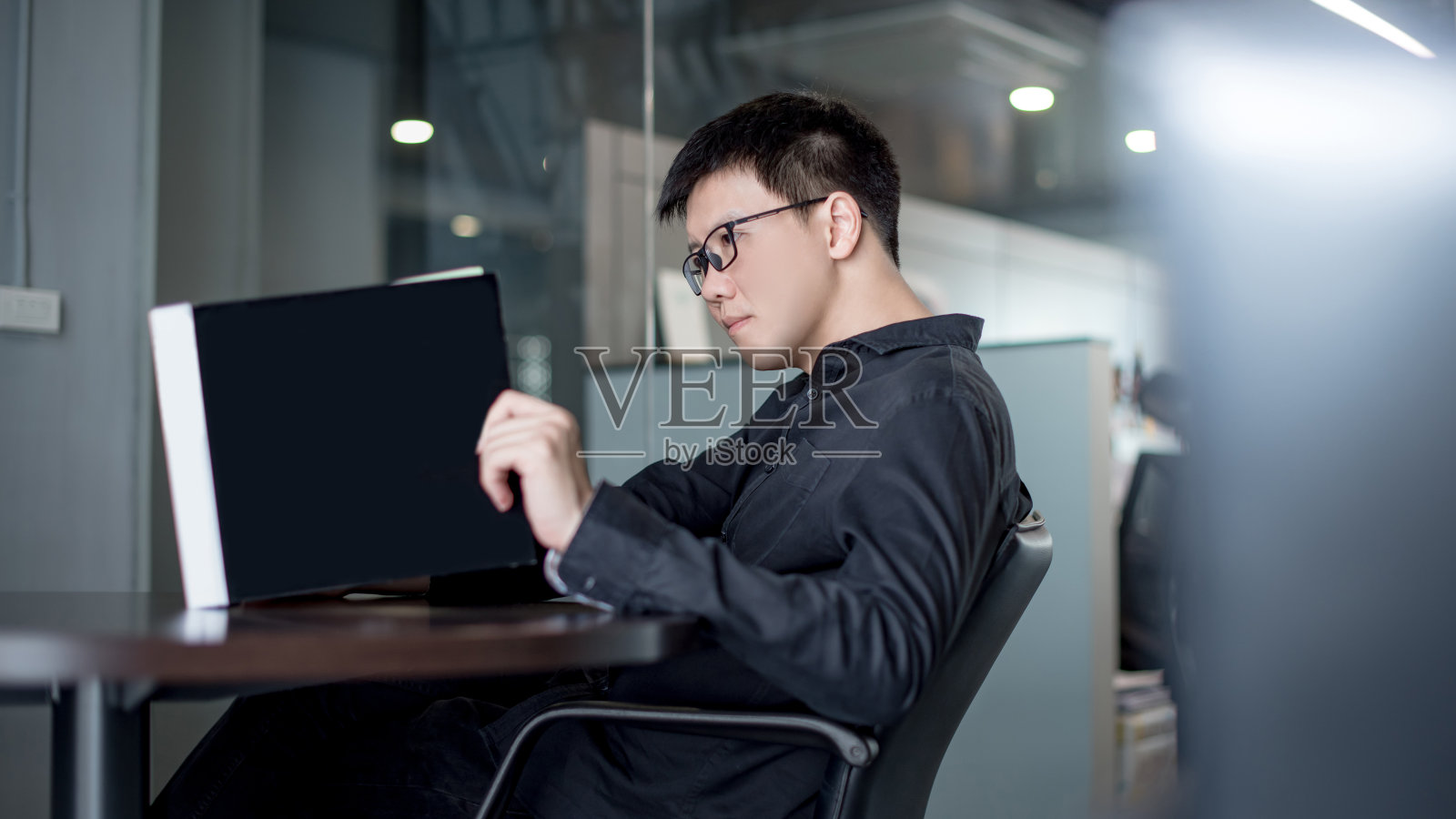 亚洲商人在图书馆看书照片摄影图片