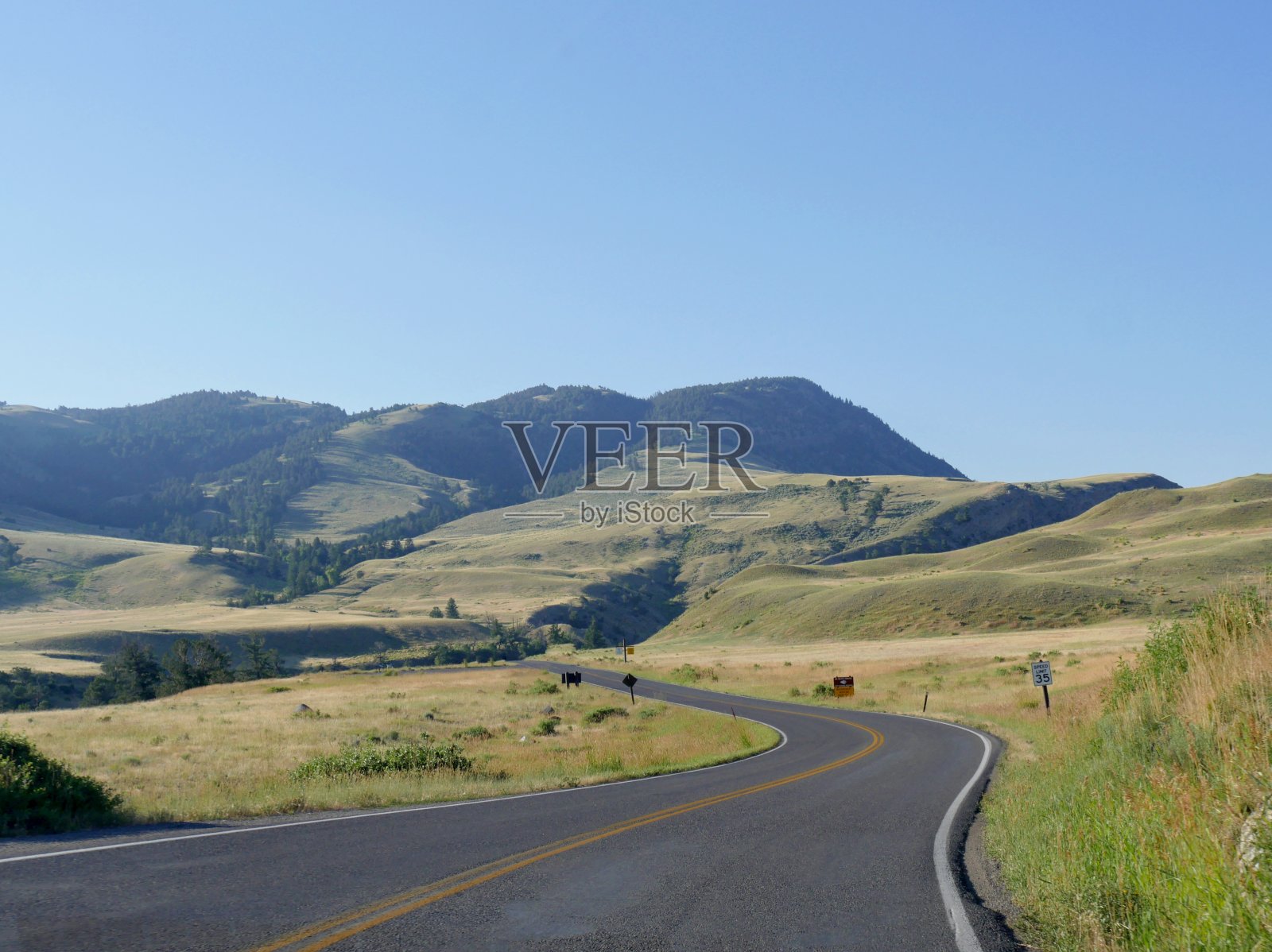 驾车沿着黄石河前往蒙大拿的加德纳。照片摄影图片