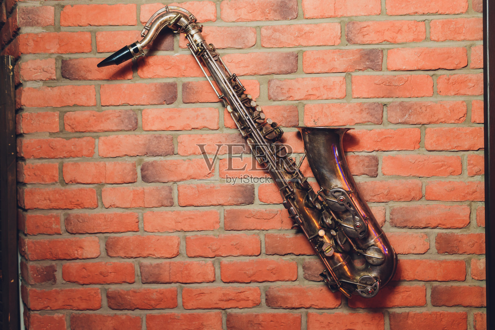 萨克斯管古典乐器萨克斯管手与中音萨克斯管特写。照片摄影图片