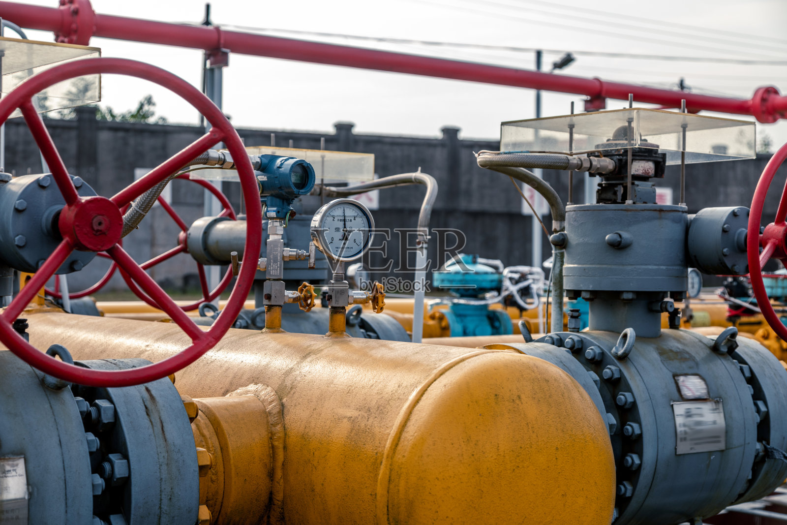 炼油厂的钢管道照片摄影图片