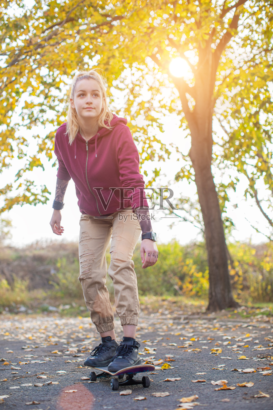 驾驶滑板的女人照片摄影图片
