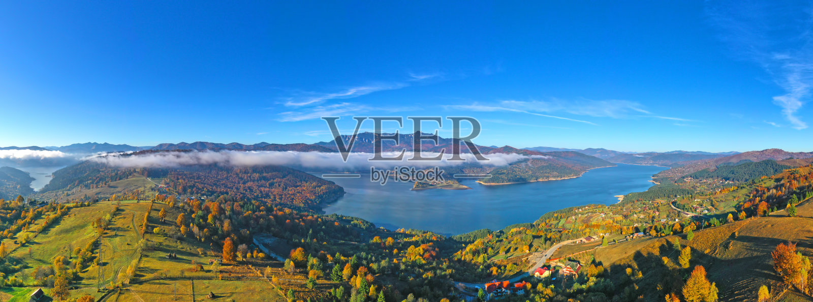 鸟瞰秋山全景。照片摄影图片