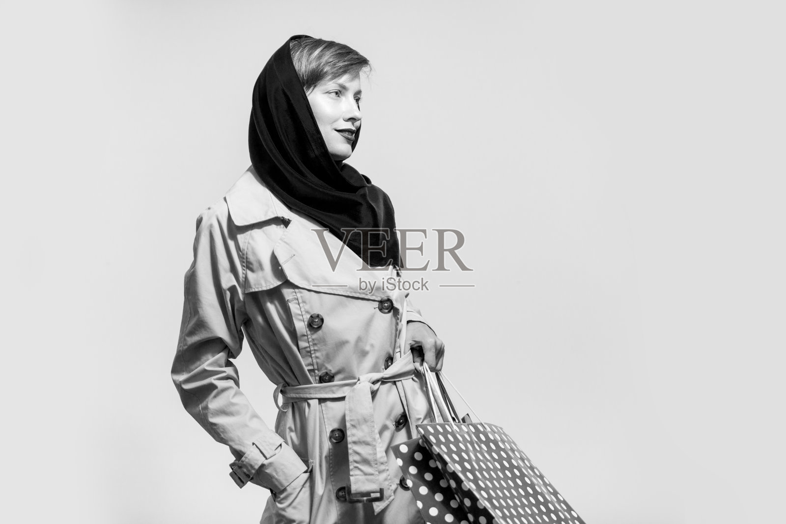 快乐的购物女购物袋穿着时髦的外套和围巾照片摄影图片