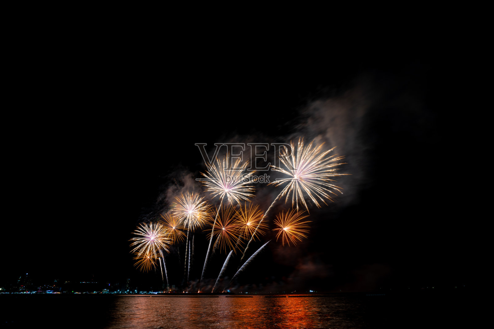 烟火照亮了天空，令人眼花缭乱照片摄影图片