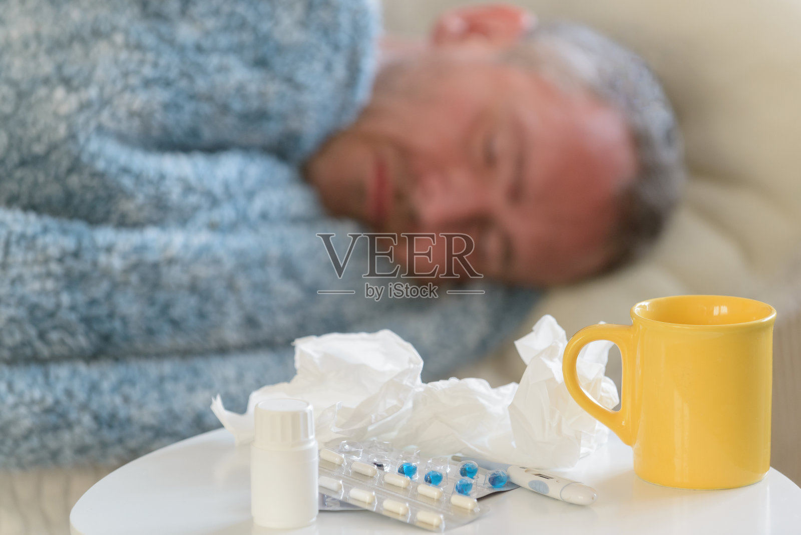 患流感或感冒的成熟男子照片摄影图片