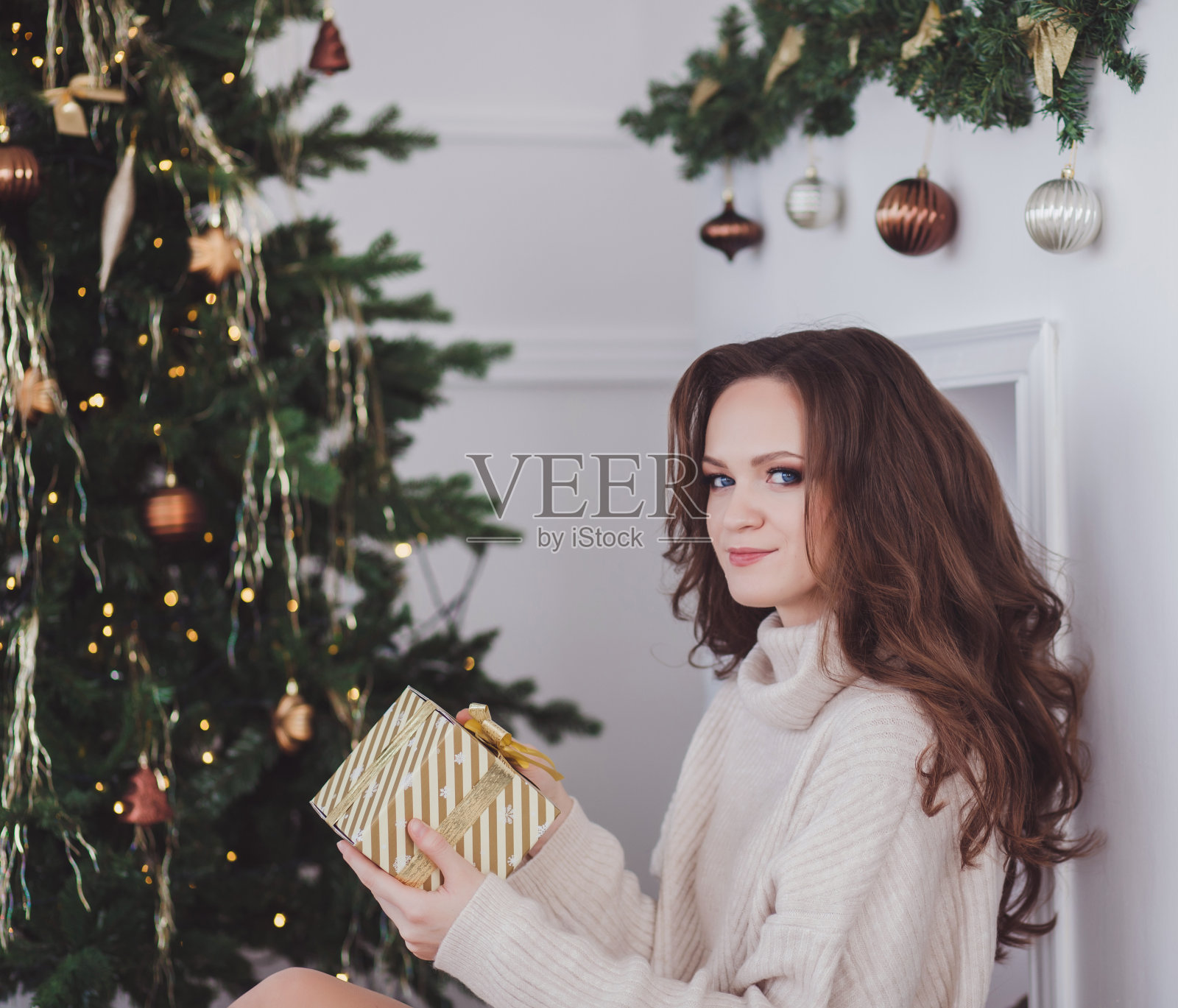 女子礼品盒照片摄影图片