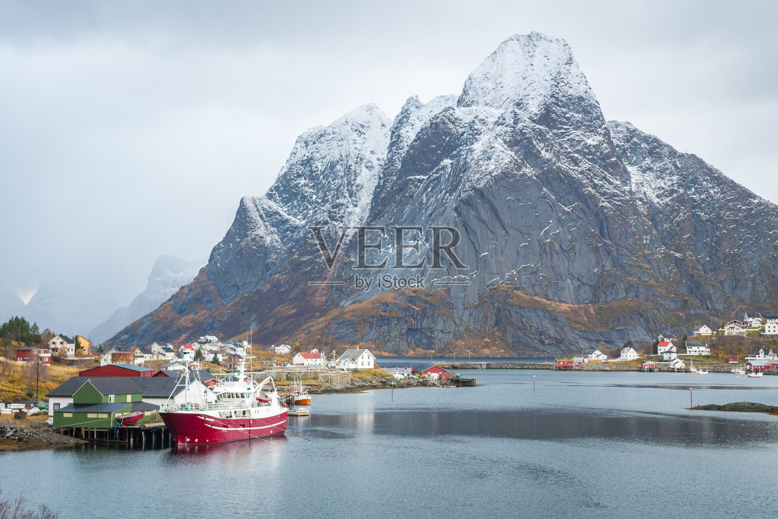 缤纷的小镇在冬季的缰绳照片摄影图片