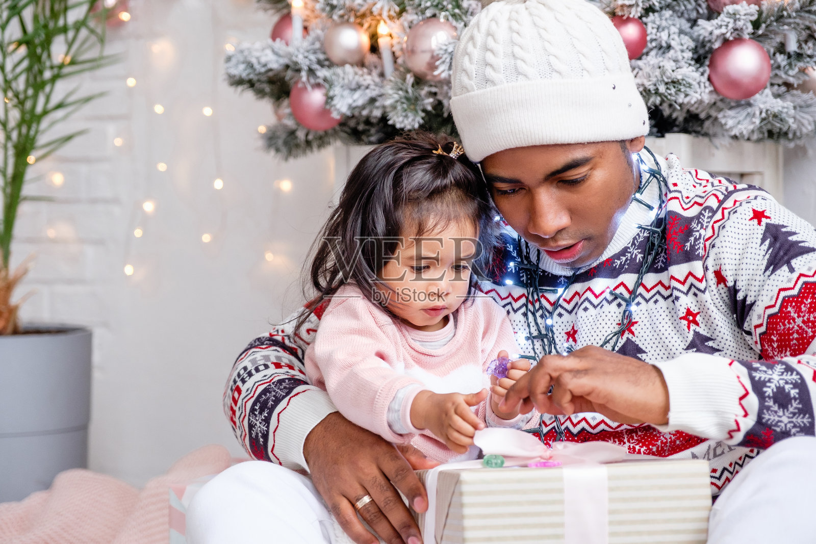 混血小女孩和爸爸一起准备圣诞节照片摄影图片