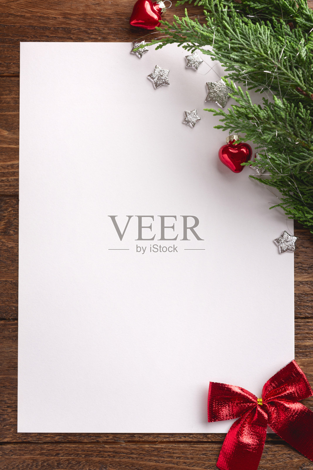 节日圣诞卡与冷杉树和节日装饰球，星星在木材背景。圣诞横幅模板，票，传单，卡片，请帖，海报照片摄影图片