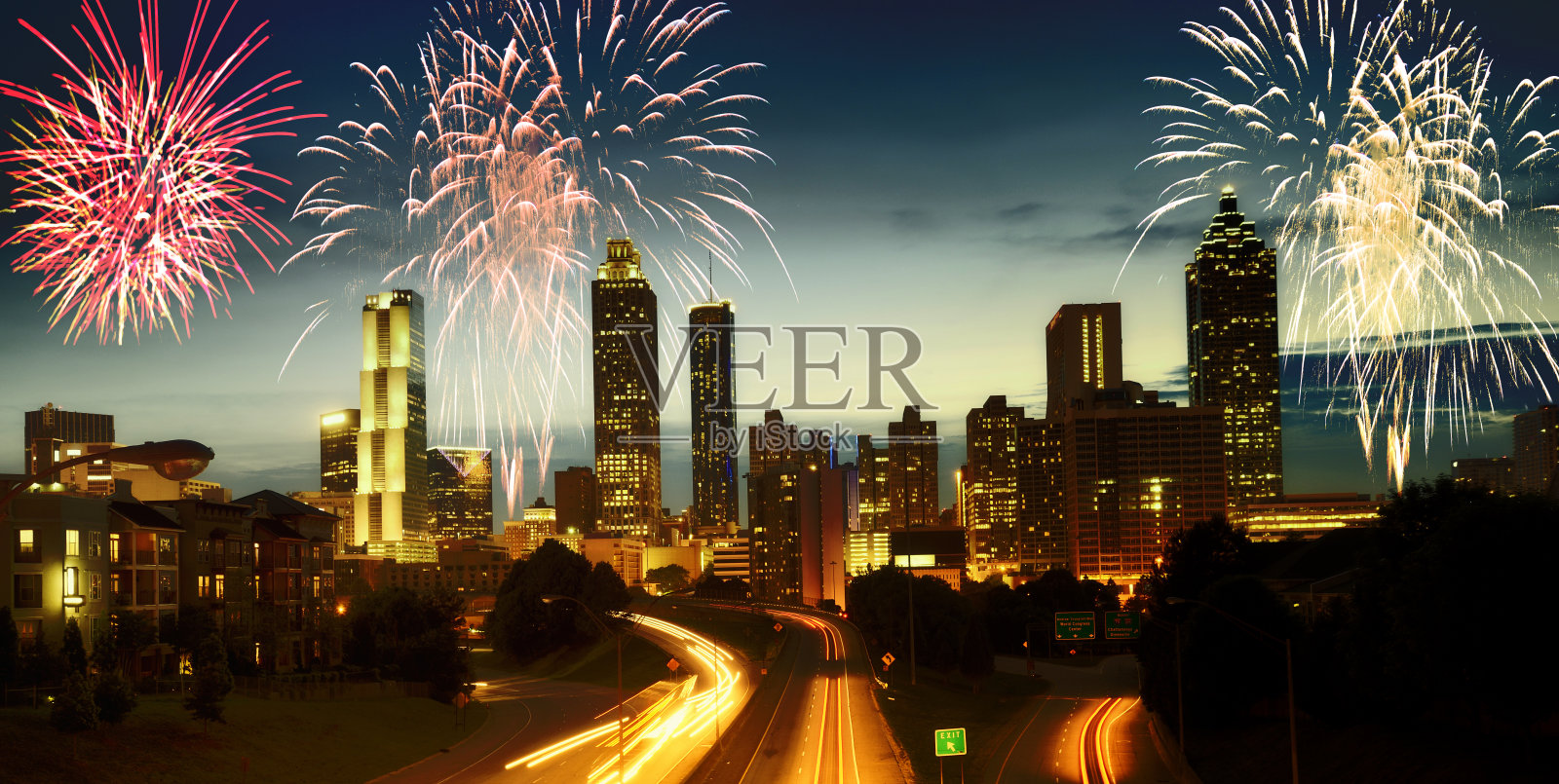 亚特兰大天际的烟火。照片摄影图片