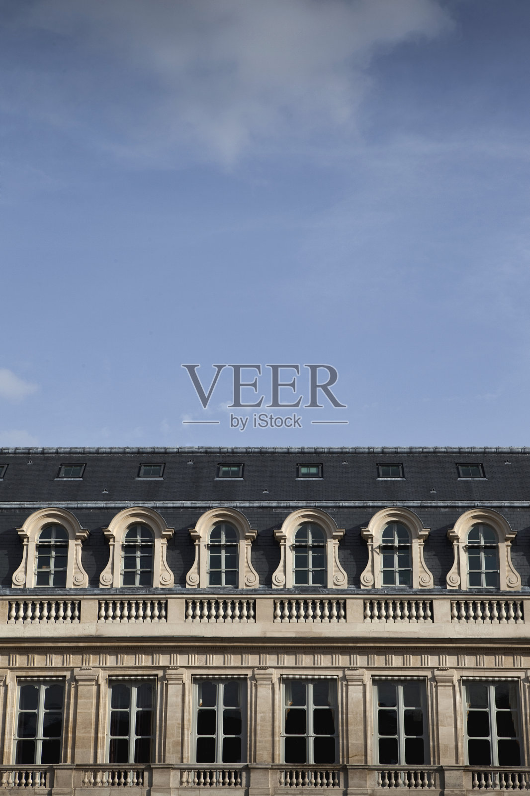 巴黎的石头立面和蓝天照片摄影图片