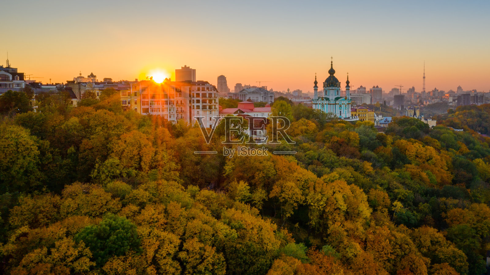 从高处鸟瞰基辅的秋景。照片摄影图片