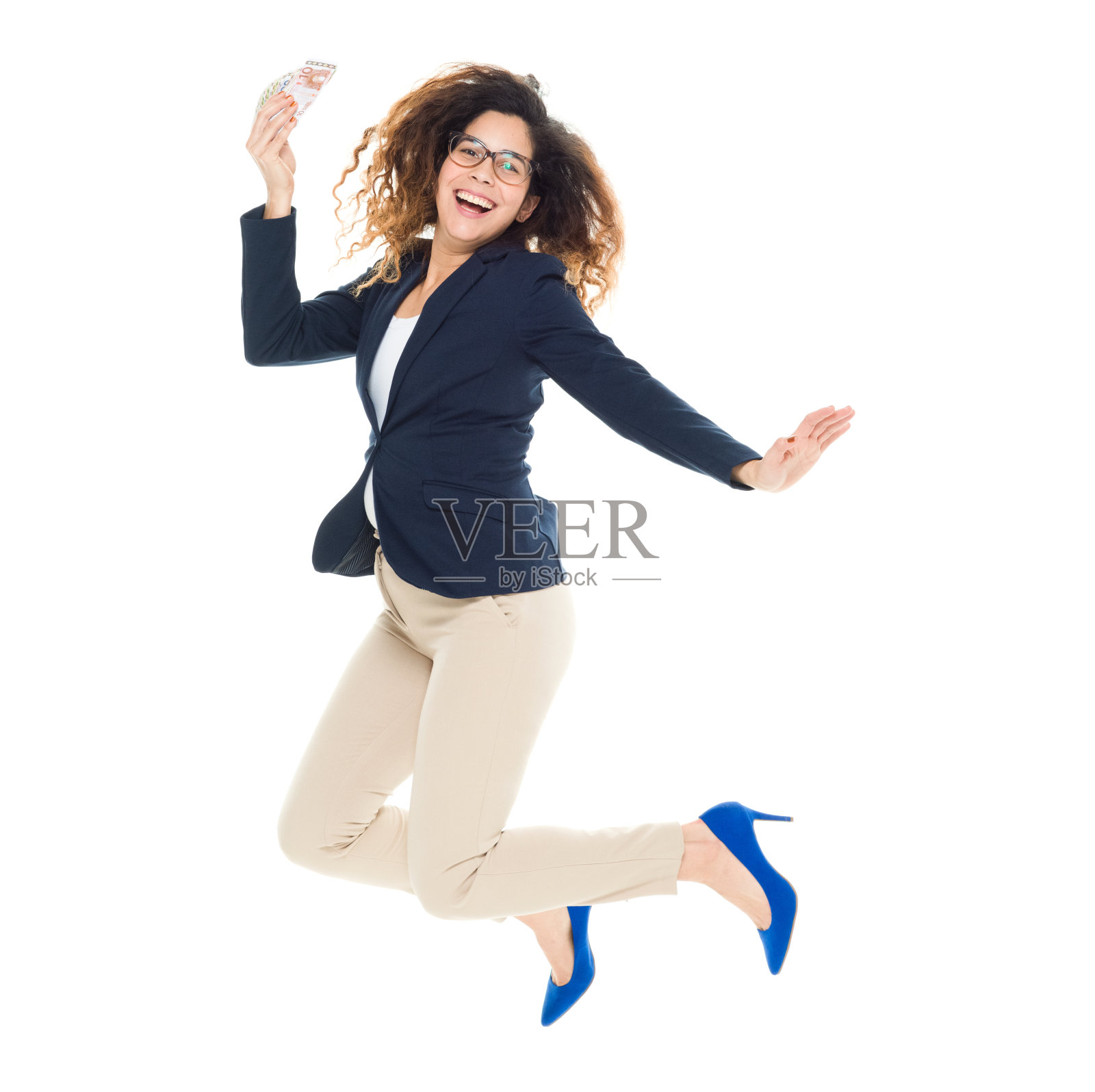 全长/一人/正面视图/看镜头的30-39岁的成年人美丽的卷发拉丁美洲和西班牙族裔/波多黎各族裔女性/年轻女性商人/商人跳跃和庆祝照片摄影图片