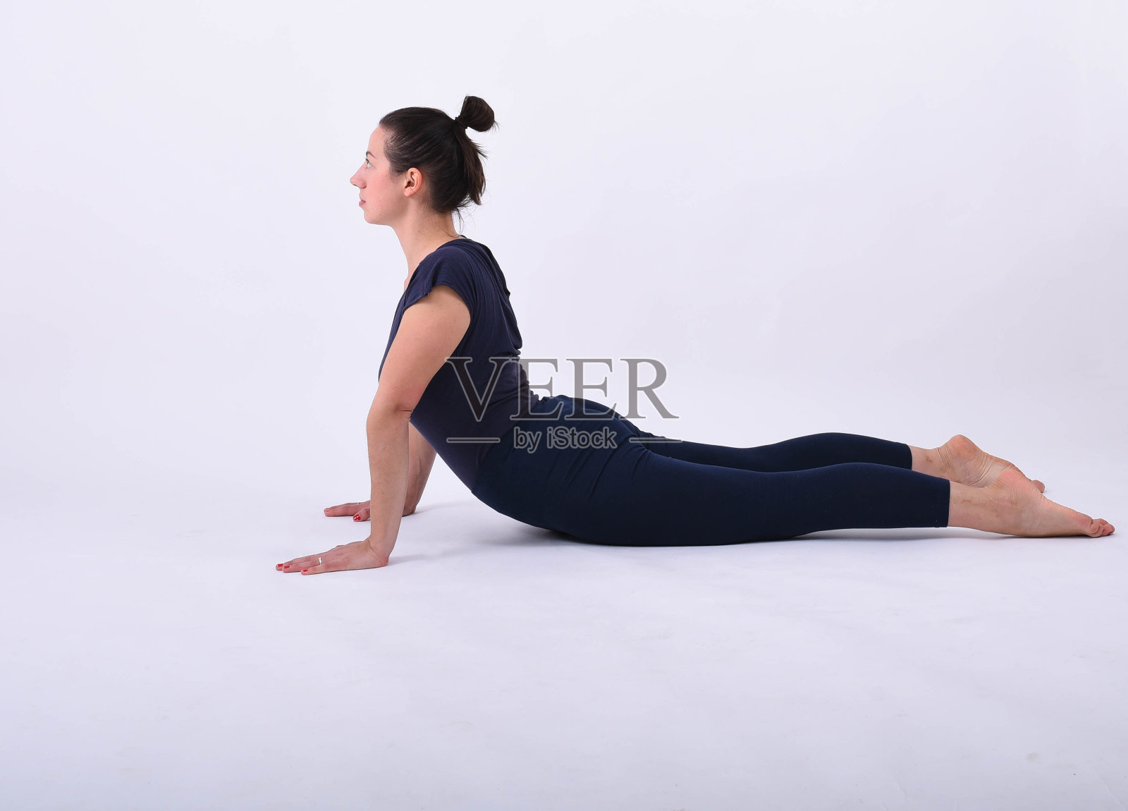 一个年轻的女孩正在做瑜伽体式照片摄影图片