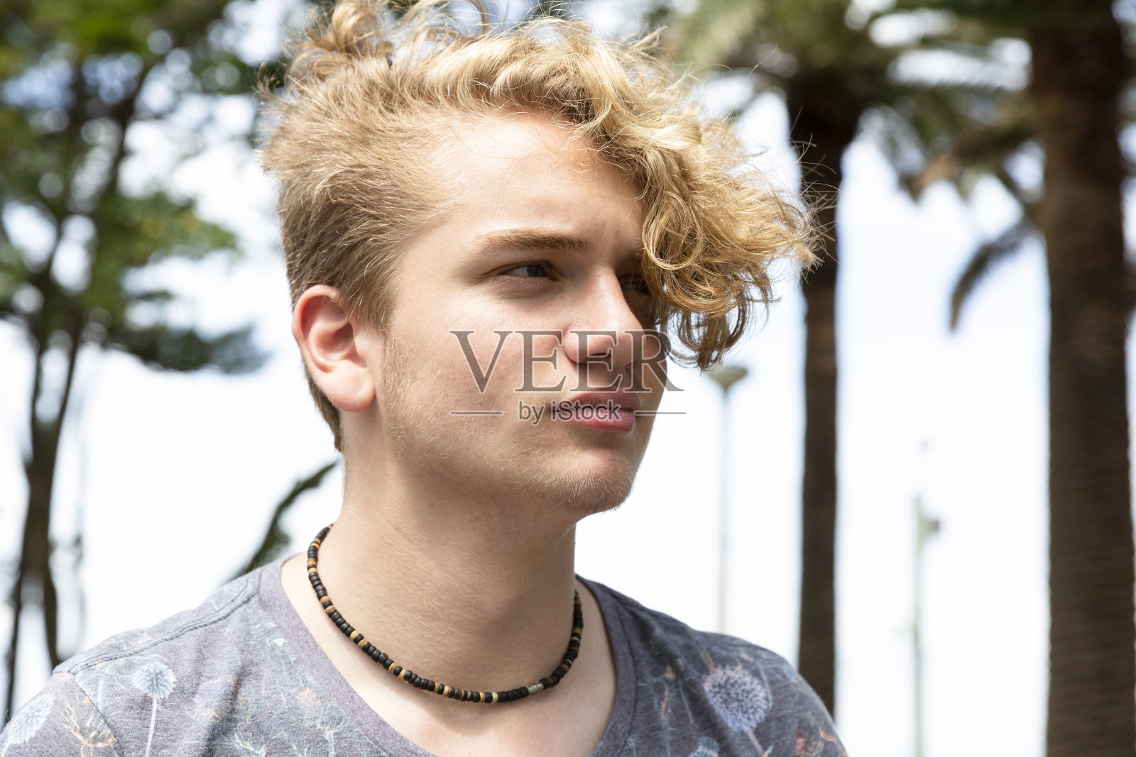 现代少年的肖像，背景与复制空间照片摄影图片