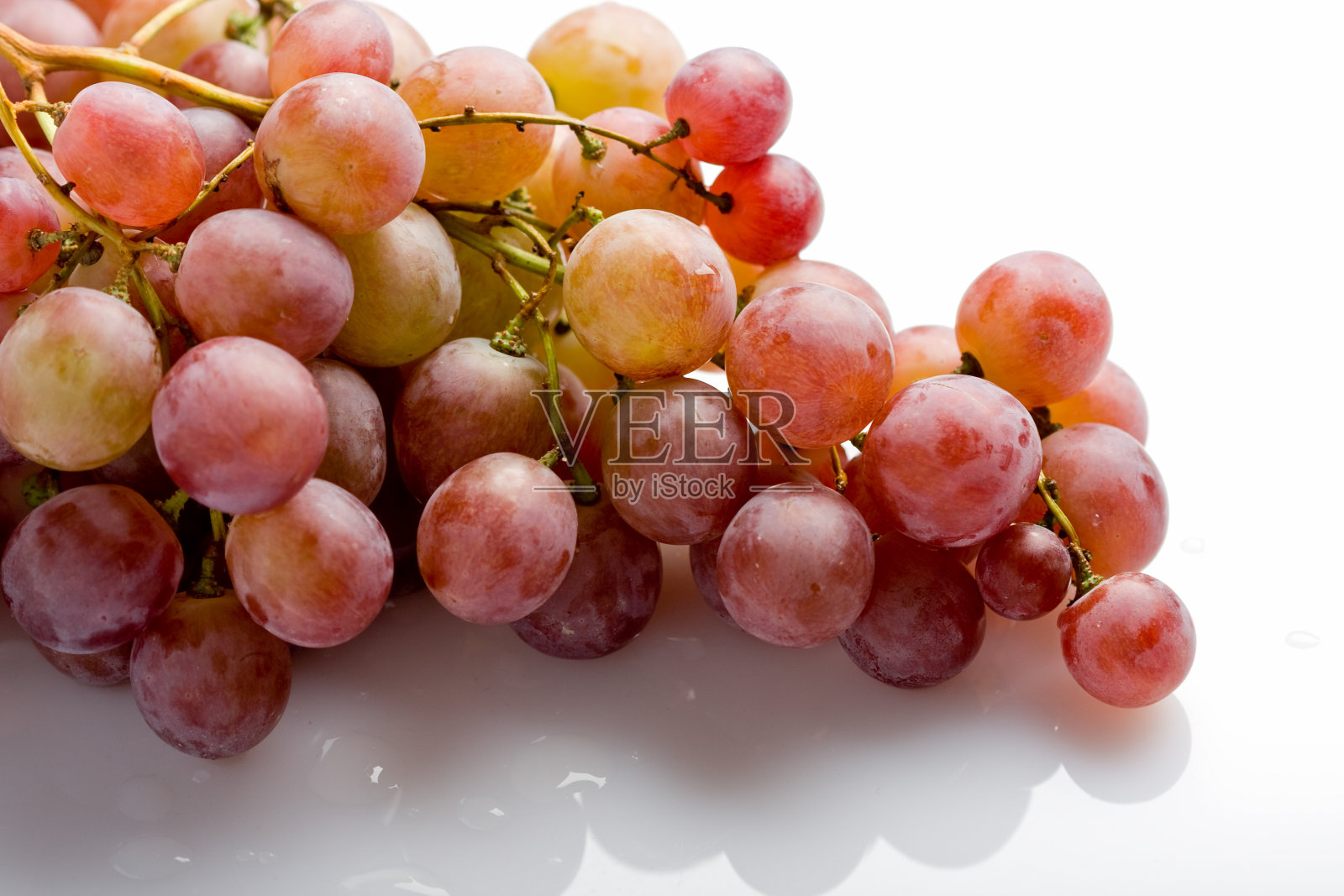 白色背景上的红葡萄照片摄影图片