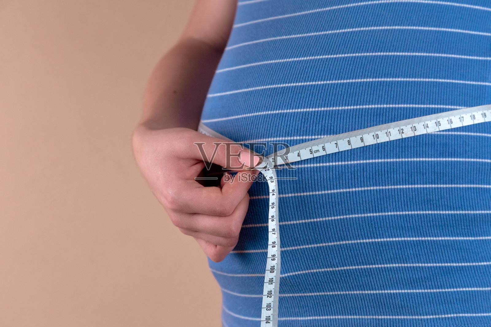 孕妇用卷尺测量美丽的身体，母亲在家检查胎儿的发育情况，保健和健康。健康、健康、怀孕生活方式照片摄影图片