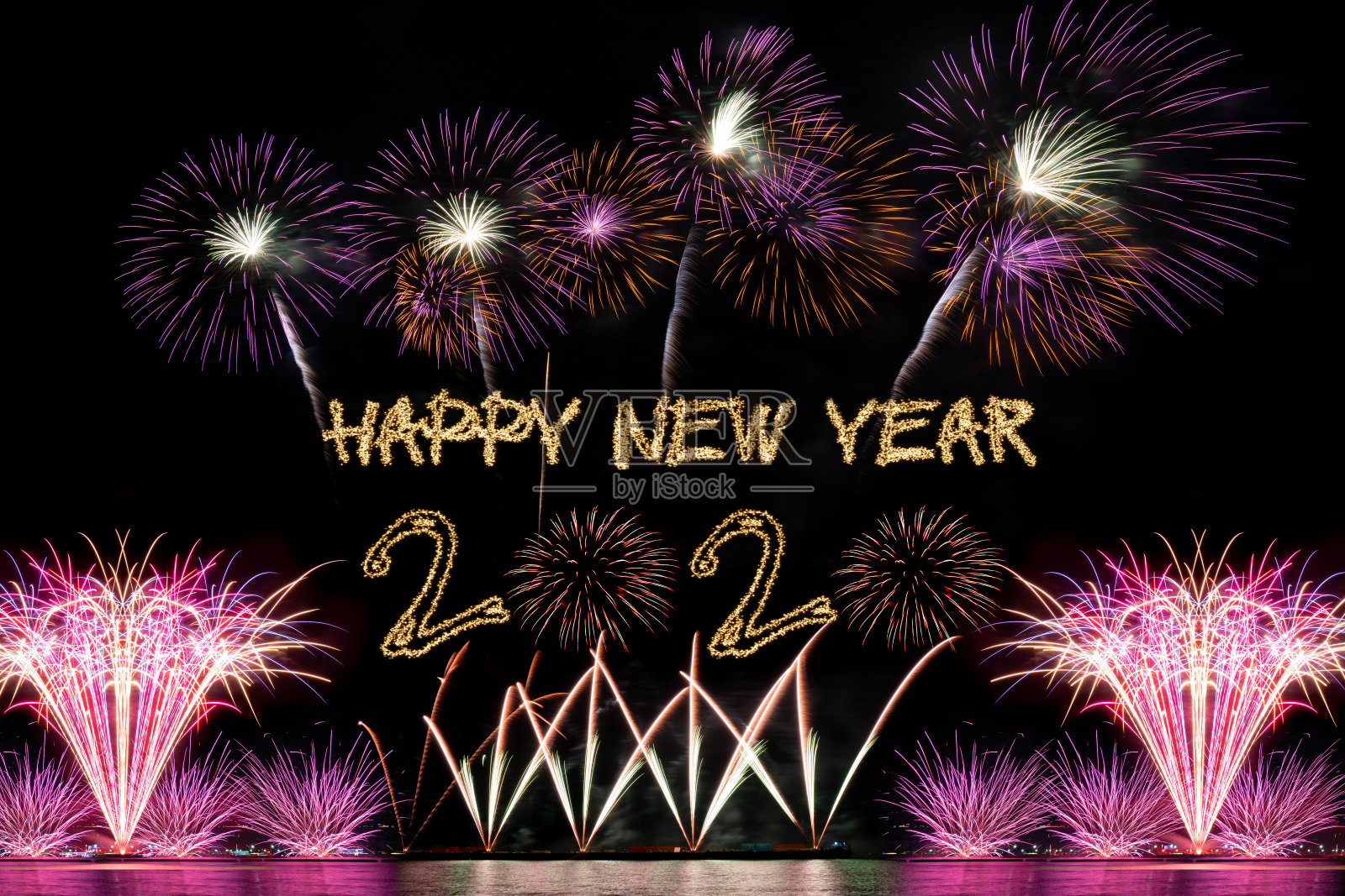 2020年烟花照亮天空照片摄影图片