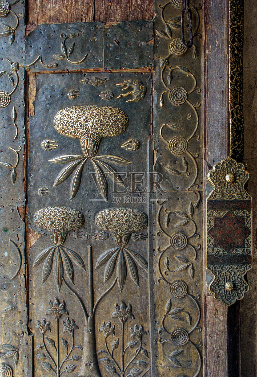 2011年11月-奥兰加巴德Bibi Ka Maqbara门的黄铜浮雕工作照片摄影图片