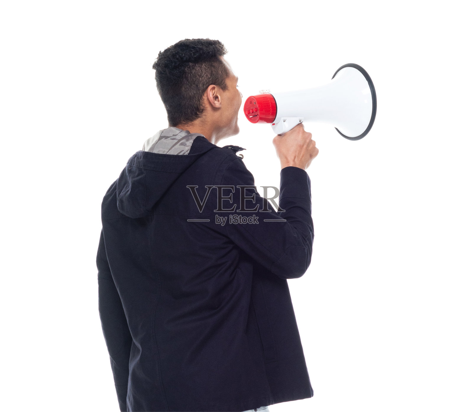 一个人/后视图/腰部以上的20-29岁的成年人英俊的人/高个子非洲裔/非洲裔男性/年轻男子站在夹克/凉爽的态度和拿着扩音器照片摄影图片