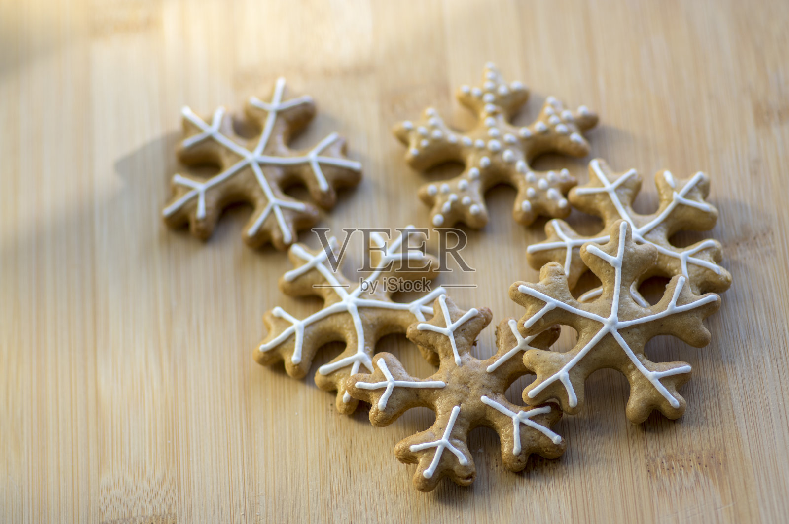 传统圣诞姜饼在白天摆放在木制托盘上，常见的美味糖果，各种形状照片摄影图片