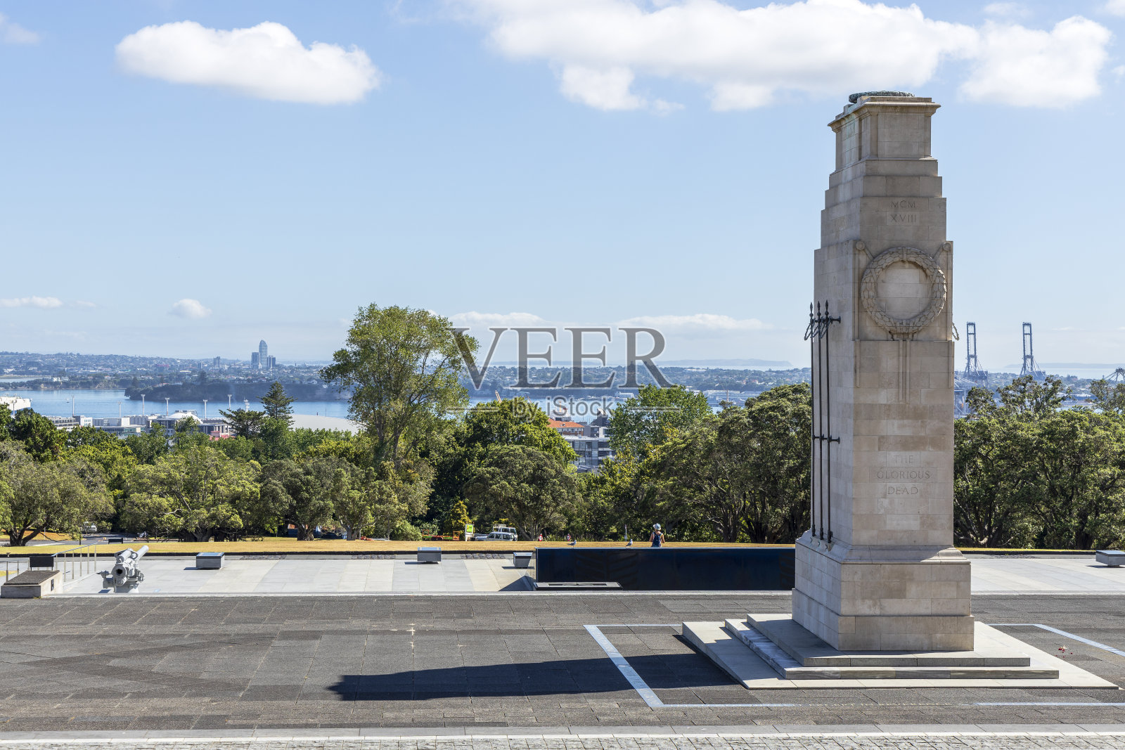从新西兰的奥克兰战争纪念馆可以看到奥克兰港照片摄影图片