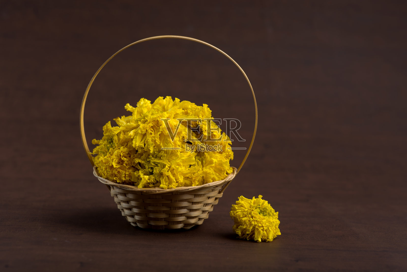 万寿菊(曾杜花)花在竹篮子。照片摄影图片