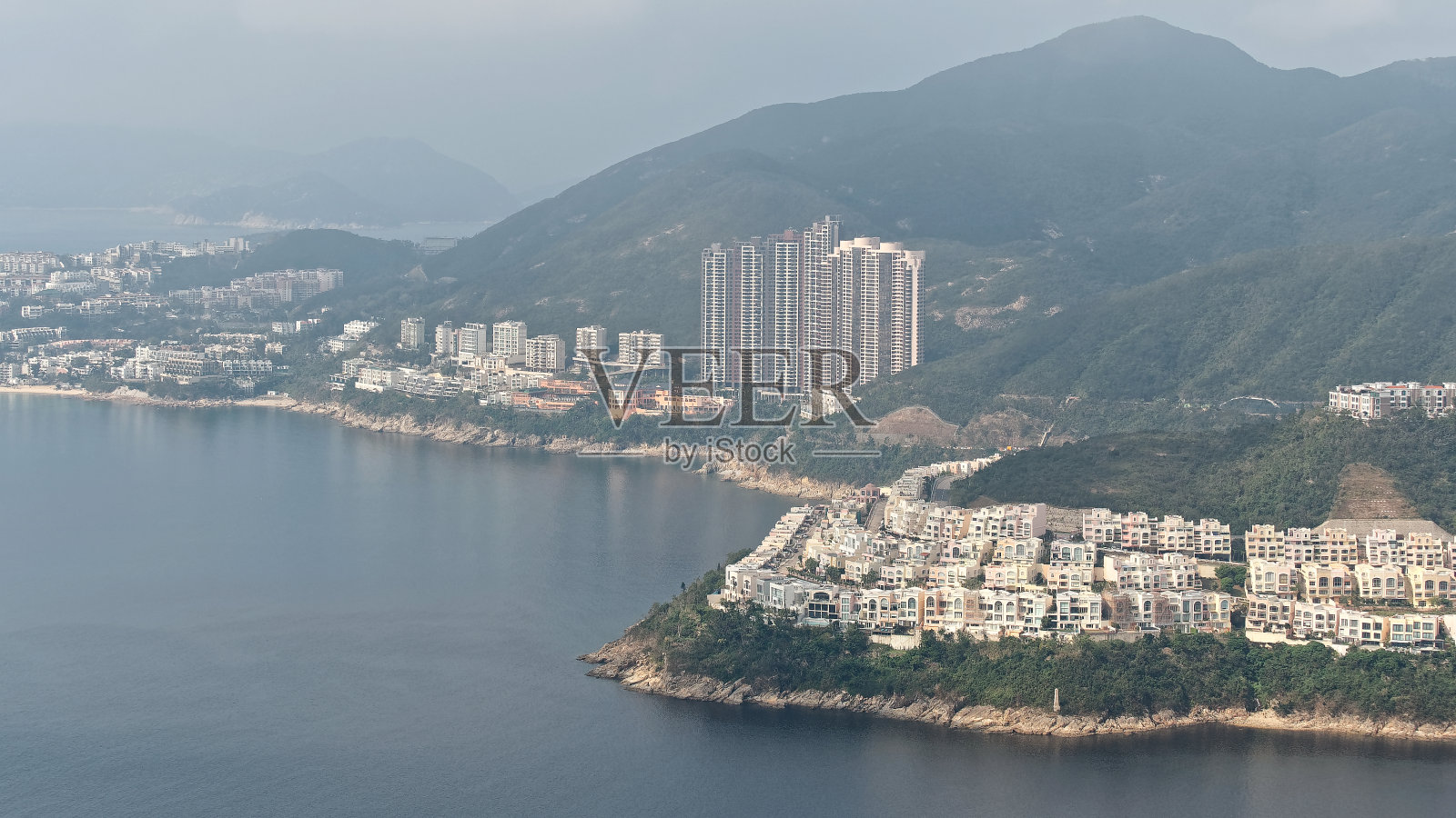 在香港龙脊上观赏风景，这是一条著名的徒步路线，可以在现代都市享受乡村生活。照片摄影图片