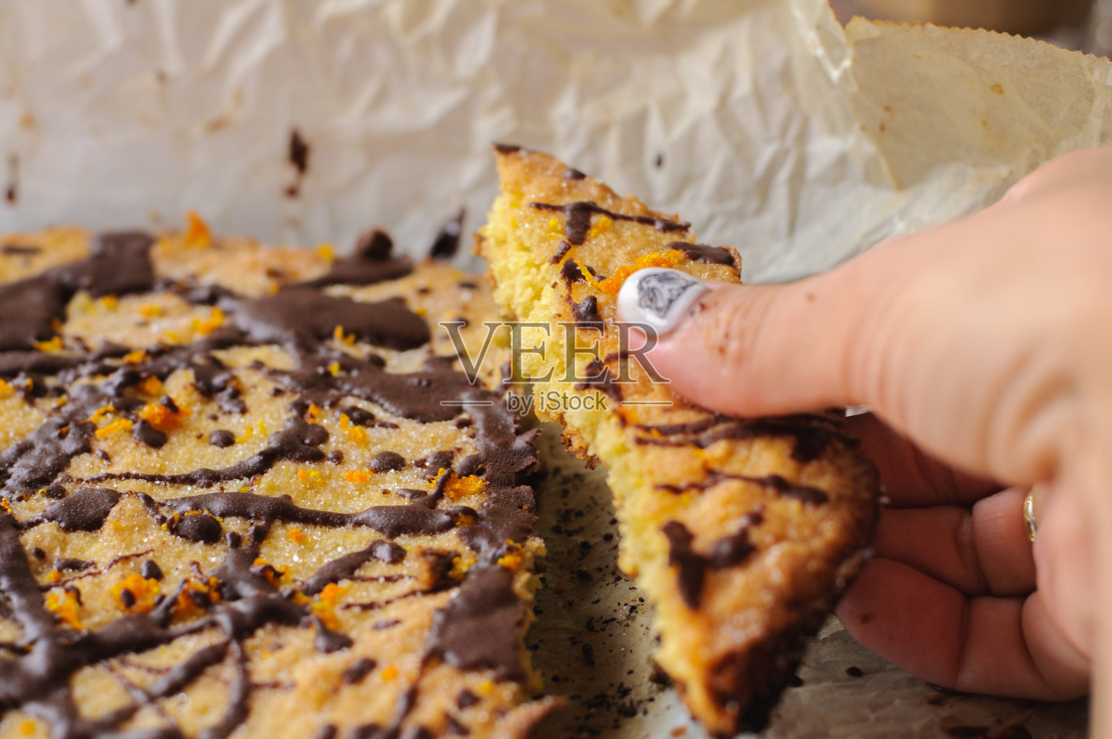 淋有巧克力的橘子派照片摄影图片