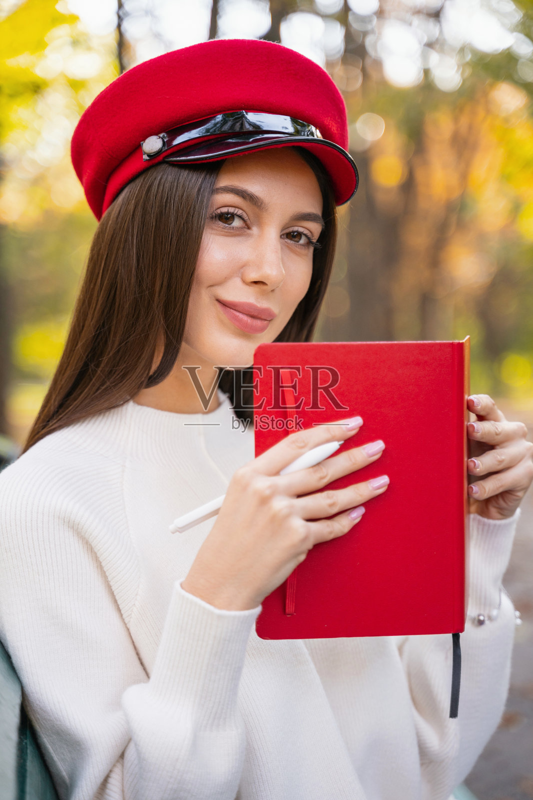 漂亮女性在镜头前摆姿势的肖像照片摄影图片