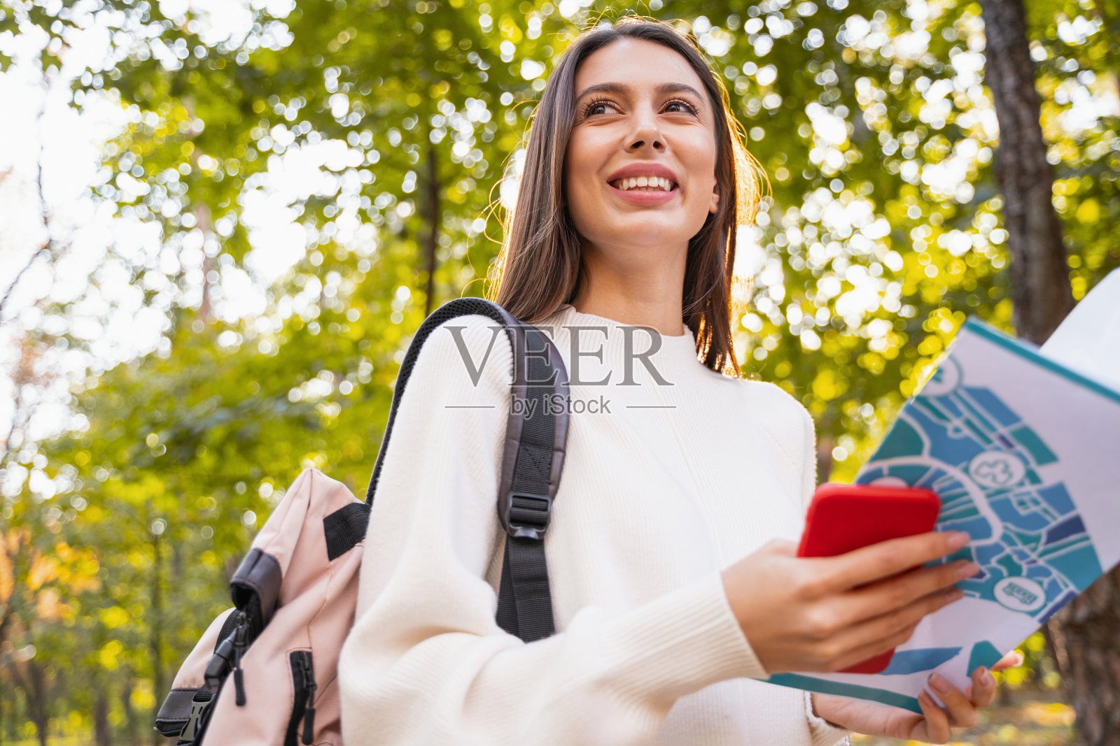 积极快乐的女孩在户外度过她的一天照片摄影图片