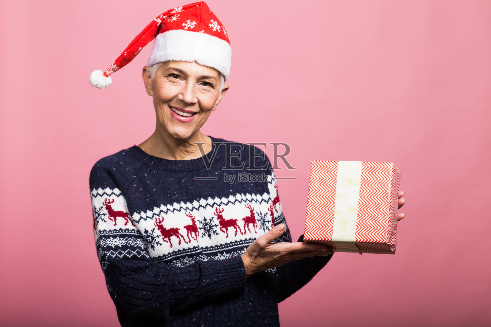 老妇人拿着圣诞礼物照片摄影图片