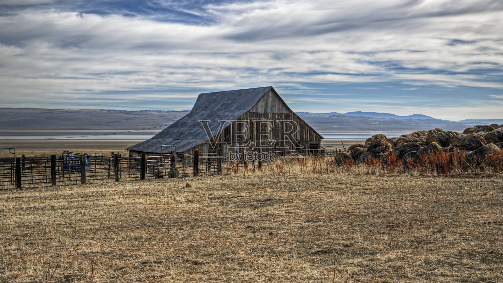 老西部牧场谷仓在大草原上照片摄影图片
