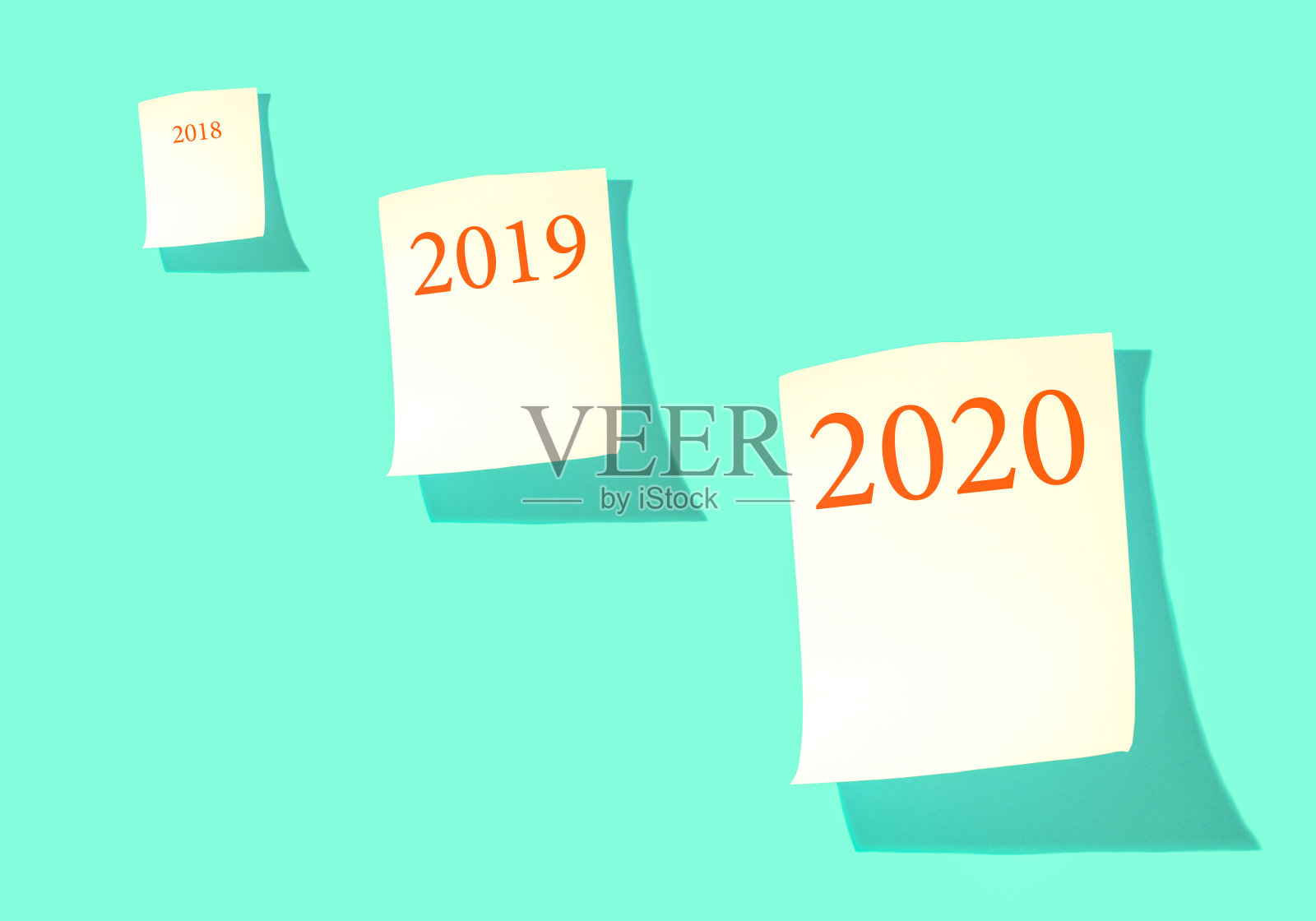 白纸上有年份编号，绿色背景作装饰，作文字设计，作模板照片摄影图片