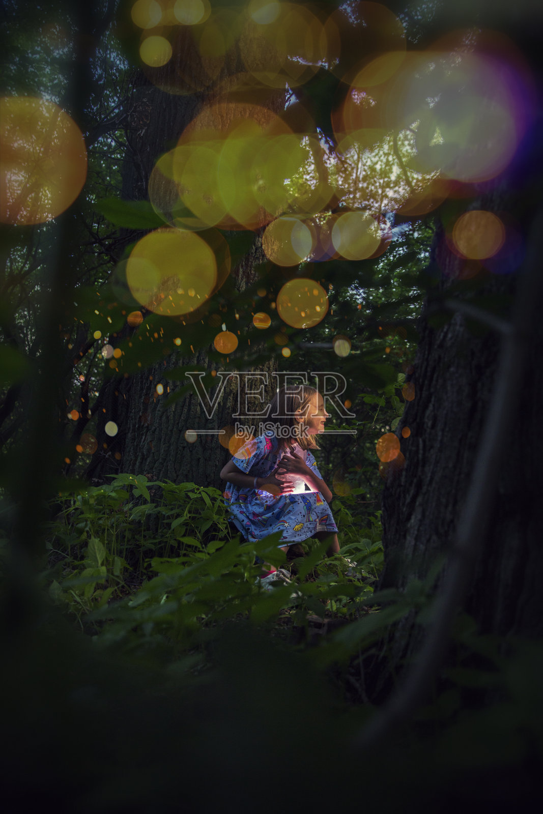 小女孩拿着一块发光的水晶照片摄影图片