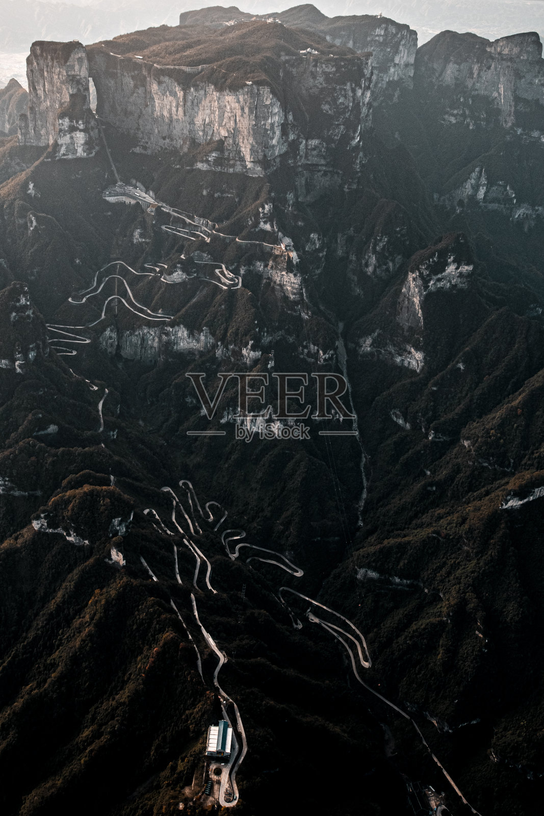 Long slithering curvy mountain road of Zhangjiajie (张家界), on the Tianmen mountain (天门山), China, taken from a helicopter照片摄影图片