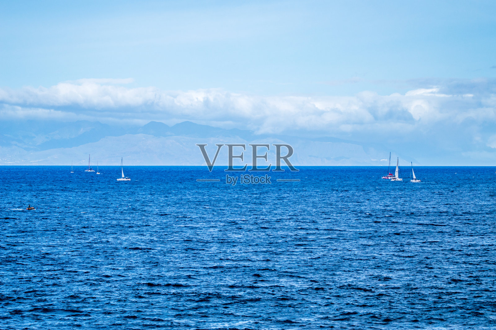 在Las Americas海滩上的拉戈梅拉岛上享受一天的休闲船照片摄影图片